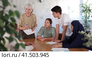 Group of interested people on various ages and nationalities communicating in foreign language speaking club with positive elderly female tutor. Стоковое видео, видеограф Яков Филимонов / Фотобанк Лори