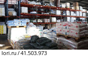 Paper sacks with fertilizer Triabon, Nitrofoska, Labin, Agrosil LR on racks and pallets in warehouse (2023 год). Редакционное видео, видеограф Яков Филимонов / Фотобанк Лори