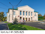 Подпорожский культурно-досуговый комплекс на проспекте Ленина. Город Подпорожье Ленинградской области (2023 год). Редакционное фото, фотограф Румянцева Наталия / Фотобанк Лори