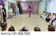 Nizhny Novgorod, Russia, 12.25.2022. ul. Tropinina 5a. New Year's matinee in kindergarten. Animators at a matinee in kindergarten. Нижний Новгород, Россия, 25.12.2022. ул. Тропинина, 5а. Новогодний утренник в детском саду. Аниматоры на утреннике в детском саду. (2023 год). Редакционное видео, видеограф Egor Sarantstv / Фотобанк Лори