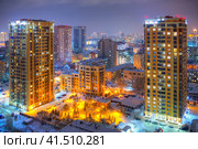 Красивый вид на город. Красочное уличное освещение ночного мегаполиса. Много высотных зданий. Холодная зимняя погода. На крышах домов лежит снег. Новосибирск, Сибирь, Россия. Стоковое фото, фотограф Андрей Степанов / Фотобанк Лори