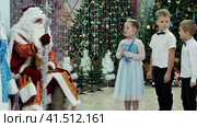 Нижний Новгород, Россия, 25.12.2022. ул. Тропинина, 5а. Дети на новогоднем утреннике в детском саду читают стихи Деду Морозу. Children at the New Year's matinee in kindergarten read poems to Santa Claus. (2023 год). Редакционное видео, видеограф Egor Sarantstv / Фотобанк Лори