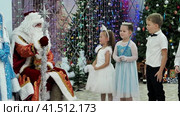 Нижний Новгород, Россия, 25.12.2022. ул. Тропинина, 5а. Дети на новогоднем утреннике в детском саду читают стихи Деду Морозу. Children at the New Year's matinee in kindergarten read poems to Santa Claus. (2023 год). Редакционное видео, видеограф Egor Sarantstv / Фотобанк Лори