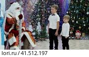 Нижний Новгород, Россия, 25.12.2022. ул. Тропинина, 5а. Дети на новогоднем утреннике в детском саду читают стихи Деду Морозу. Nizhny Novgorod, Russia, 12.25.2022. ul. Tropinina 5a. Children at the New Year's matinee in kindergarten read poems to Santa Claus. (2023 год). Редакционное видео, видеограф Egor Sarantstv / Фотобанк Лори
