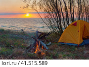 Camping by the sea, tourist tent at sunset. Стоковое фото, фотограф Zima Nadezhda / Фотобанк Лори