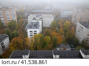 Москва, СВАО. Вид сверху на панельные жилые дома советской застройки в микрорайоне старое Марфино. Туманное утро, дождь (2023 год). Стоковое фото, фотограф Наталья Николаева / Фотобанк Лори