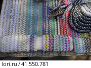 Продажа браслетов и бус из разноцветного стекла на городской ярмарке. торговля ювелирными изделиями ручной работы. Стоковое фото, фотограф Наталья Сухорукова / Фотобанк Лори