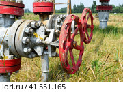 Manual shut-off valve on oil well. Oil well wellhead equipment. Стоковое фото, фотограф Леонид Еремейчук / Фотобанк Лори