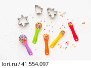 Разноцветные мерные ложки на белом фоне. Multi-colored measuring spoons on a white background. Стоковое фото, фотограф Ольга Митряева / Фотобанк Лори