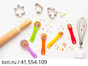 Мерные ложки. Мерные ложки, скалка и миксер. Measuring spoons. Measuring spoons, rolling pin and mixer. Стоковое фото, фотограф Ольга Митряева / Фотобанк Лори