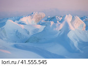 Зимний арктический пейзаж. Холодная морозная зимняя погода. Суровый полярный климат. Ледяные торосы на замерзшем море в Арктике. Вид на снег и лед на закате. Живописная природа Арктики. Крайний Север. Стоковое фото, фотограф Андрей Степанов / Фотобанк Лори