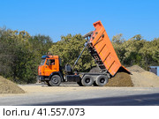 The dump truck unloads rubble. The truck dumped the cargo. Sand and gravel. Construction of roads. Стоковое фото, фотограф Леонид Еремейчук / Фотобанк Лори