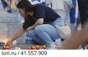 Lisbon, Portugal, October 10, 2023, People light candles at the memorial to the fallen Israelis in October 2023. Редакционное видео, видеограф Константин Шишкин / Фотобанк Лори