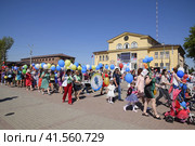 Celebrating the first of May, the day of spring and work. May Day parade on the Theater Square in the city of Slavyansk-on-Kuban. (2018 год). Редакционное фото, фотограф Леонид Еремейчук / Фотобанк Лори