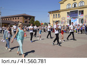 Young sportsmen of city sports schools. Celebrating the first of May, the day of spring and work. May Day parade on the Theater Square in the city of Slavyansk-on-Kuban. (2018 год). Редакционное фото, фотограф Леонид Еремейчук / Фотобанк Лори