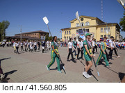 Young sportsmen of city sports schools. Celebrating the first of May, the day of spring and work. May Day parade on the Theater Square in the city of Slavyansk-on-Kuban. (2018 год). Редакционное фото, фотограф Леонид Еремейчук / Фотобанк Лори