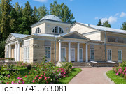 У старинного "Павильона Роз" солнечным июльским днем. Павловск (2023 год). Редакционное фото, фотограф Виктор Карасев / Фотобанк Лори
