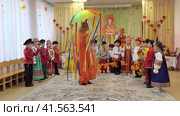 Nizhny Novgorod, Russia, 1a Gleb Uspensky str., kindergarten No.340., 19.26.2023. Matinee in kindergarten, Autumn Festival. Children in beautiful suits and sundresses are standing in a semicircle and having fun. High quality 4k footage Нижний Новгород, Россия, ул. Глеба Успенского, 1а, детский сад №340., 26.19.2023. Утренник в детском саду, Осенний праздник. Дети в красивых костюмах и сарафанах стоят полукругом и веселятся. Редакционное видео, видеограф Egor Sarantstv / Фотобанк Лори