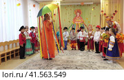Nizhny Novgorod, Russia, 1a Gleb Uspensky str., kindergarten No.340., 19.26.2023. Matinee in kindergarten, Autumn Festival. Children in beautiful suits and sundresses are standing in a semicircle and having fun. High quality 4k footage Нижний Новгород, Россия, ул. Глеба Успенского, 1а, детский сад №340., 26.19.2023. Утренник в детском саду, Осенний праздник. Дети в красивых костюмах и сарафанах стоят полукругом и веселятся. Редакционное видео, видеограф Egor Sarantstv / Фотобанк Лори