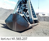 Clamshell bucket in the cargo port. Bucket for loading coal. Стоковое фото, фотограф Леонид Еремейчук / Фотобанк Лори