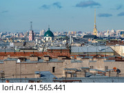 Крыши и стены жилых домов в районе улицы Марата. Думская башня, купол базилики святой Екатерины Александрийской и Петропавловский собор на заднем плане. Санкт-Петербург (2023 год). Редакционное фото, фотограф Румянцева Наталия / Фотобанк Лори