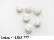 Белый зефир на белом фоне. White marshmallows on a white background. Стоковое фото, фотограф Ольга Митряева / Фотобанк Лори