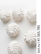 Белый зефир на белом фоне. White marshmallows on a white background. Стоковое фото, фотограф Ольга Митряева / Фотобанк Лори