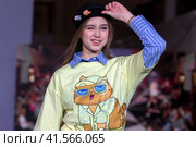 Показ одежды из коллекции VK Store в рамках фестиваля детской моды KIDS FASHION WEEK в "Центральном детском магазине на Лубянке" (ЦДМ) в центре города Москвы, Россия (2023 год). Редакционное фото, фотограф Николай Винокуров / Фотобанк Лори