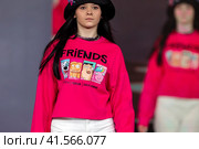 Показ одежды из коллекции VK Store в рамках фестиваля детской моды KIDS FASHION WEEK в "Центральном детском магазине на Лубянке" (ЦДМ) в центре города Москвы, Россия (2023 год). Редакционное фото, фотограф Николай Винокуров / Фотобанк Лори
