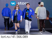 Показ одежды из коллекции VK Store в рамках фестиваля детской моды KIDS FASHION WEEK в "Центральном детском магазине на Лубянке" (ЦДМ) в центре города Москвы, Россия (2023 год). Редакционное фото, фотограф Николай Винокуров / Фотобанк Лори