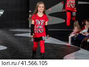 Модель демонстрирует одежду из коллекции российского бренда Lucky child в рамках фестиваля детской моды KIDS FASHION WEEK в "Центральном детском магазине на Лубянке" (ЦДМ) в Москве, Россия (2023 год). Редакционное фото, фотограф Николай Винокуров / Фотобанк Лори