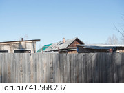 Россия, Сибирь, Тюменская область; поселок ,  деревянный дом (2019 год). Стоковое фото, фотограф Александр Циликин / Фотобанк Лори