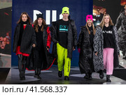 Модели демонстрирует одежду из коллекции российского бренда DNK на подиуме фестиваля детской моды Kids Fashion Kids в "Центральном детском магазине на Лубянке" (ЦДМ) в центре города Москвы, Россия (2023 год). Редакционное фото, фотограф Николай Винокуров / Фотобанк Лори