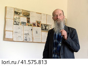 Православный проповедник Игнатий Тихонович Лапкин выступает перед слушателями в деревне Потеряевка (2021 год). Редакционное фото, фотограф Free Wind / Фотобанк Лори