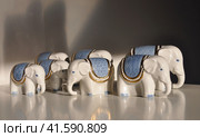 7 seven soviet 50s retro gold blue porcelain elephants (2018 год). Редакционное фото, фотограф burnet / Фотобанк Лори