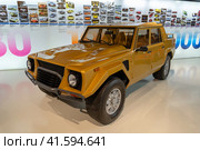 Ламборгини LM002 - первый внедорожник марки / Lamborghini LM002 (2019 год). Редакционное фото, фотограф Сергей Веселовский / Фотобанк Лори
