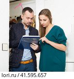 Caseworker conducting survey among population. Стоковое фото, фотограф Яков Филимонов / Фотобанк Лори