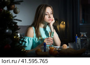 Sad woman celebrating Christmas. Стоковое фото, фотограф Яков Филимонов / Фотобанк Лори