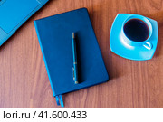 Ежедневник, ручка, ноутбук чашка чёрного кофе на столе крупным планом. Бизнес-натюрморт. Стоковое фото, фотограф Владимир Устенко / Фотобанк Лори