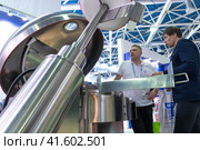 Сотрудник компании Русский куттер демонстрирует промышленный образец куттера - машины для измельчения мяса и производства колбасного фарша на выставке Агропродмаш-2023. Редакционное фото, фотограф Сайганов Александр / Фотобанк Лори