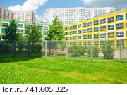 Школа № 2048 в микрорайоне Люберецкие Поля в Некрасовке. Новая Москва (2023 год). Редакционное фото, фотограф Алёшина Оксана / Фотобанк Лори