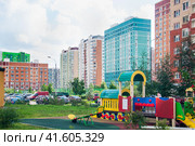 Детская площадка в микрорайоне Люберецкие Поля в Некрасовке. Москва (2023 год). Редакционное фото, фотограф Алёшина Оксана / Фотобанк Лори
