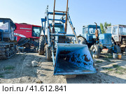 Open-air garage for agricultural machinery. Old tractors, combines and towed equipment. Стоковое фото, фотограф Леонид Еремейчук / Фотобанк Лори
