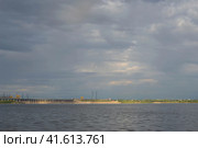 Волгоград, река Волга, вид на Волжскую ГЭС — крупнейшую гидроэлектростанцию Волжско-Камского каскада и Европы, пейзаж, вечер (2023 год). Редакционное фото, фотограф Андрей Цыганков / Фотобанк Лори