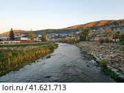 Evening village on the banks of a mountain river. Gorno-Altaisk. The Mayma River. Стоковое фото, фотограф Саблин Станислав / Фотобанк Лори