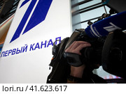 Оператор Первого канала на фоне эмблемы Первого канала снимает новостной сюжет на Международной выставка-форуме "Россия" на территории выставочного комплекса ВДНХ в городе Москве, Россия (2023 год). Редакционное фото, фотограф Николай Винокуров / Фотобанк Лори