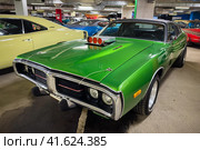 Злёный автомобиль Dodge Charger 1973 в музее Retro Car Show, музей ретро автомобилей - Санкт-Петербург, Россия, Ноябрь 2023. Редакционное фото, фотограф Мария L. / Фотобанк Лори
