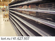 Store shelves without food during the rush of demand due to the epidemic. Стоковое фото, фотограф Андрей Журавлев / Фотобанк Лори