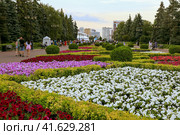 Сквер у памятника Салавату Юлаеву в Уфе (2023 год). Редакционное фото, фотограф Римма Тельнова / Фотобанк Лори