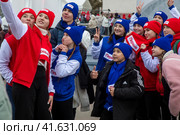Подростки, активисты Движения Первых делают селфи у Главной сцены во время проведения выставки-форума "Россия" на территории выставочного комплекса ВДНХ в городе Москве, Россия (2023 год). Редакционное фото, фотограф Николай Винокуров / Фотобанк Лори